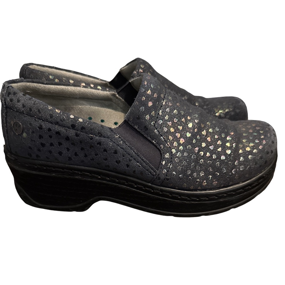 Klogs Women’s Size 7 Naples Dainty Hearts leather clogs.